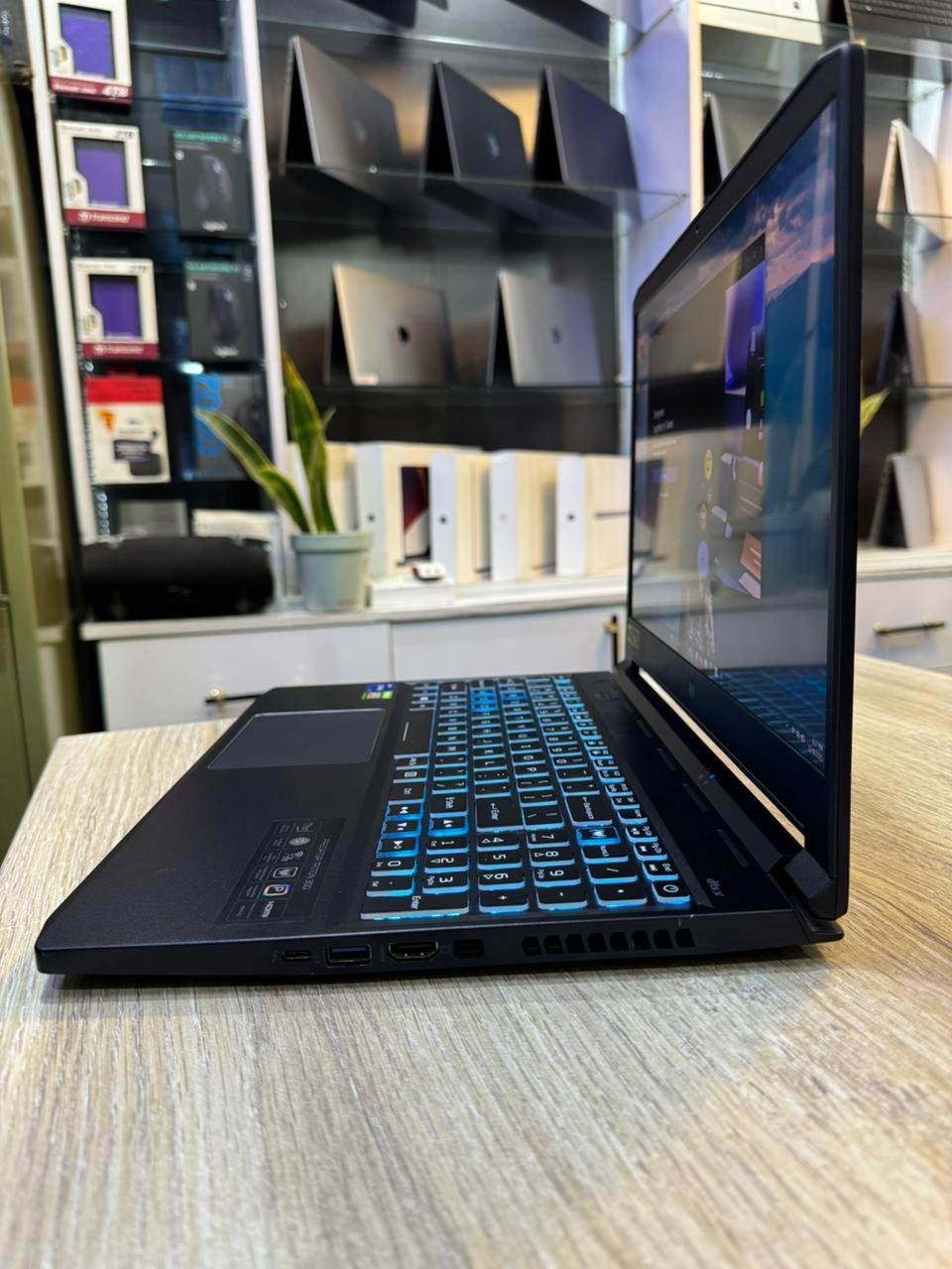 Acer Predator Triton 300, intel core i7, 11th generation, 16gb ram, 1TB SSD, 6gb graphics, 15.6