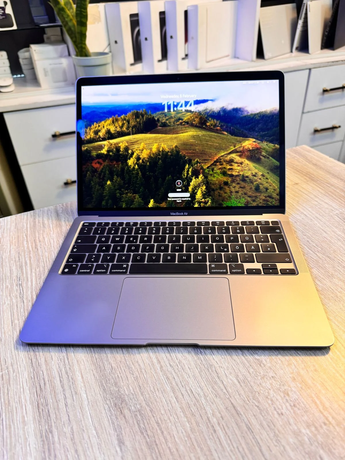Apple MacBook Air 13-inch M1 256GB + 8GB Ram