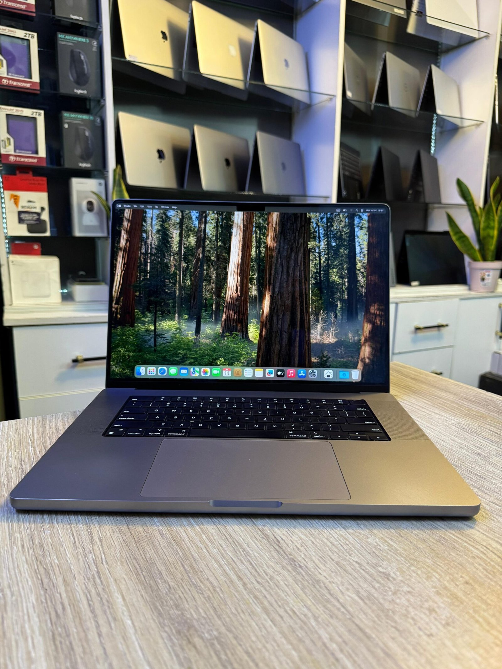 Apple Macbook Pro M1 16 inch Apple M1 Pro 2021 16gb Ram 512gb SSD Maximum Capacity 84% Cycle Count 290 Retina display 16 Cores