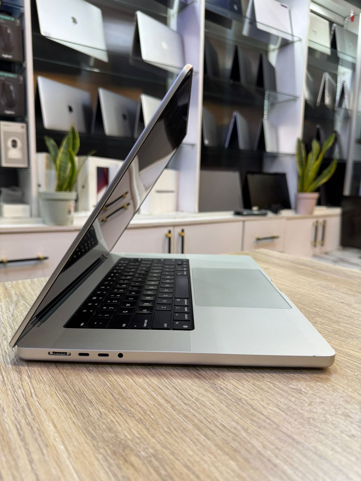 Apple Macbook Pro M2 Max 2022 16 inch 32gb Ram 1Tb SSD Cycle Count 143 battery Maximum Capacity 96% Retina Display 38 cores