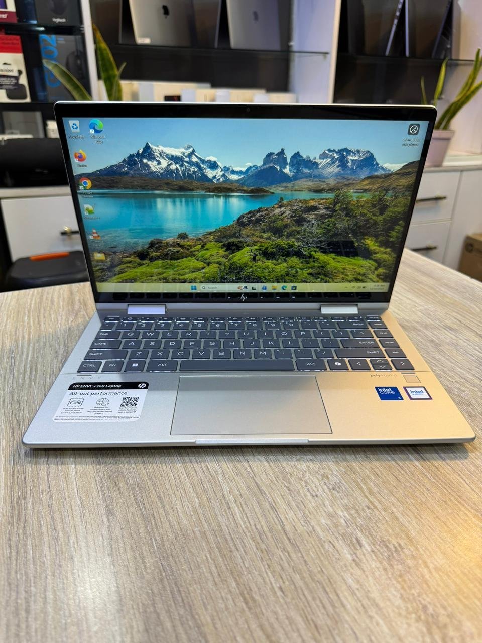 Hp Envy 14, intel core ultra 7, 16gb ram, 1TB SSD, X360 touchscreen, 14