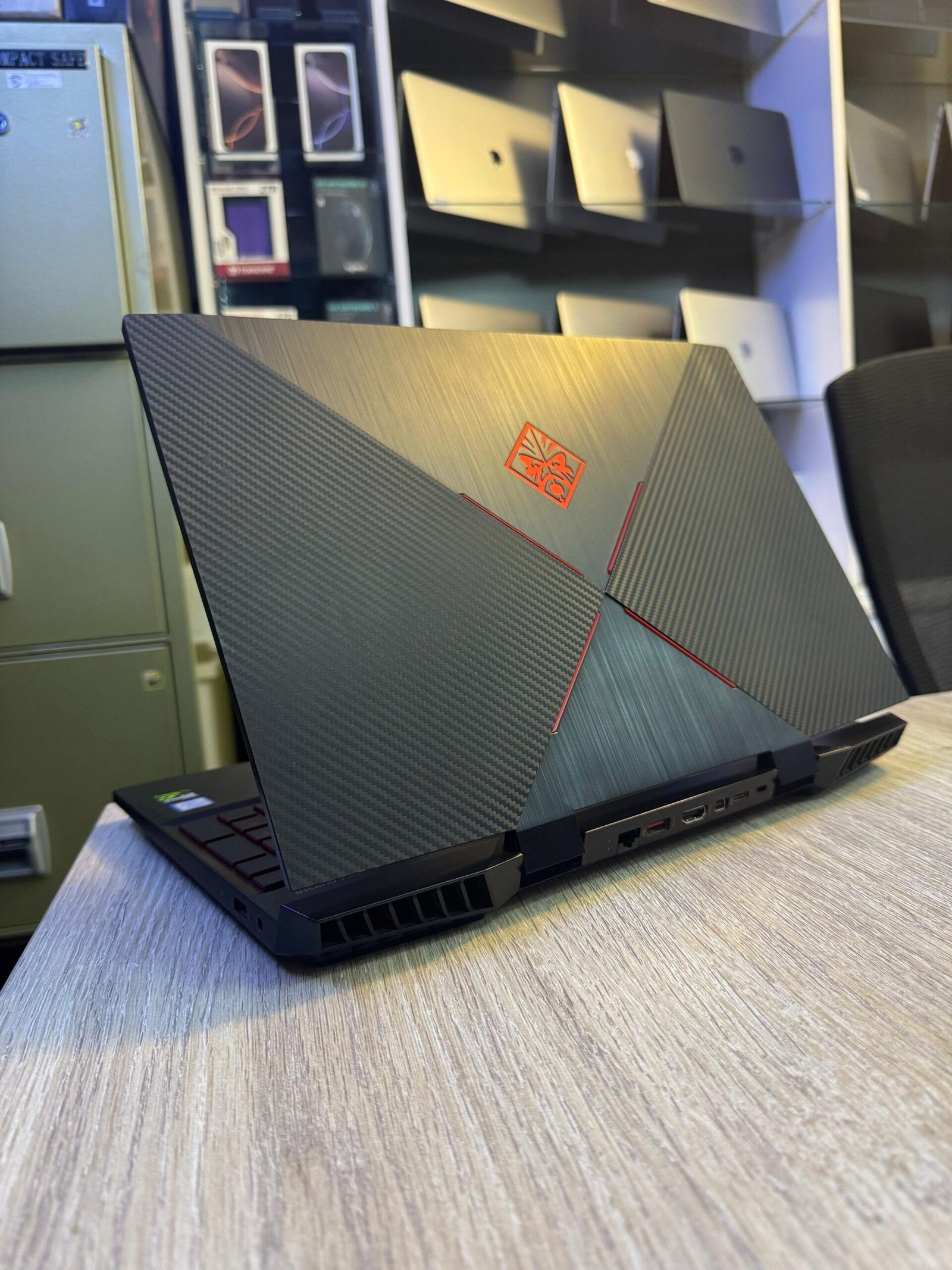Hp Omen 15, intel core i7, 9th generation, 16gb ram, 512gb ssd, 4gb graphics, 15.6